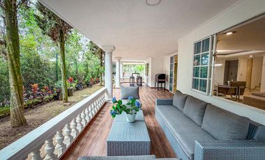 Amoblada ESPECTACULAR Casa 3 niveles AMSTERDAM PLAZA