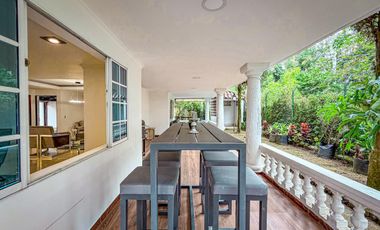 Amoblada ESPECTACULAR Casa 3 niveles AMSTERDAM PLAZA