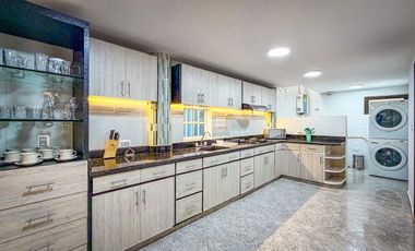 Amoblada ESPECTACULAR Casa 3 niveles AMSTERDAM PLAZA