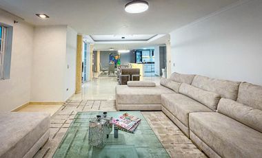 Amoblada ESPECTACULAR Casa 3 niveles AMSTERDAM PLAZA