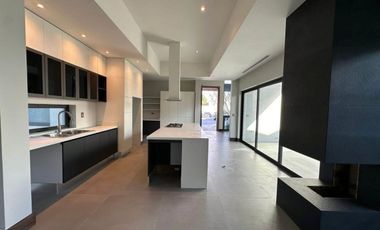HERMOSA RESIDENCIA EN VENTA DE UN PISO EN UBICACION PRIVILEGIADA
