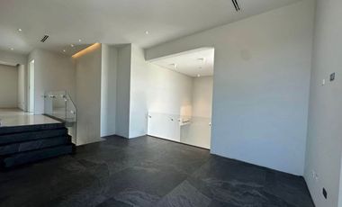 HERMOSA RESIDENCIA EN VENTA DE UN PISO EN UBICACION PRIVILEGIADA