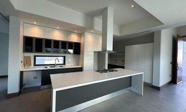 HERMOSA RESIDENCIA EN VENTA DE UN PISO EN UBICACION PRIVILEGIADA