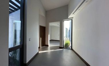 HERMOSA RESIDENCIA EN VENTA DE UN PISO EN UBICACION PRIVILEGIADA