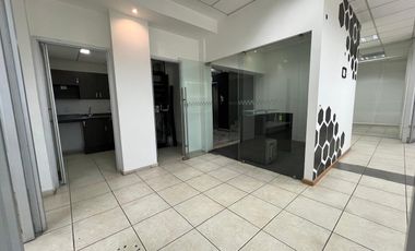 OFICINA CON EXCELENTE UBICACIÓN SOBRE AV. LÁZARO CÁRDENAS, A NEGOCIAR