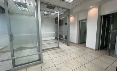 OFICINA CON EXCELENTE UBICACIÓN SOBRE AV. LÁZARO CÁRDENAS, A NEGOCIAR