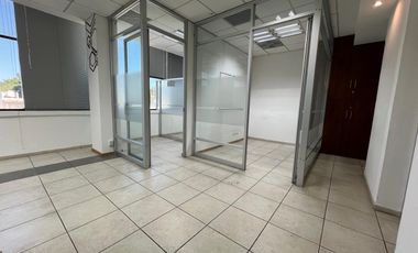 OFICINA CON EXCELENTE UBICACIÓN SOBRE AV. LÁZARO CÁRDENAS, A NEGOCIAR