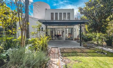 CASA EN VENTA CON RECÁMARAS EN PLANTA BAJA Y AMPLIO JARDÍN EN CALZADA ZAVALETA