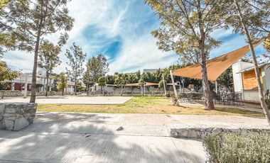 CASA EN VENTA CON RECÁMARAS EN PLANTA BAJA Y AMPLIO JARDÍN EN CALZADA ZAVALETA