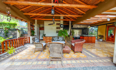 Propiedad campestre en Paute con 4 habitaciones y grandes áreas verdes