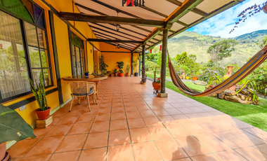 Propiedad campestre en Paute con 4 habitaciones y grandes áreas verdes