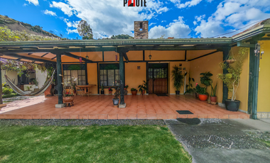 Propiedad campestre en Paute con 4 habitaciones y grandes áreas verdes