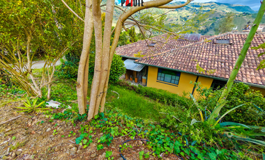 Propiedad campestre en Paute con 4 habitaciones y grandes áreas verdes
