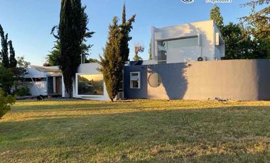 EN VENTA CASA EN PARCELA ESTILO MEDITERRÁNEO - CONDOMINIO PRIVADO