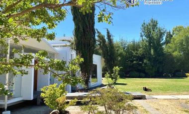 EN VENTA CASA EN PARCELA ESTILO MEDITERRÁNEO - CONDOMINIO PRIVADO