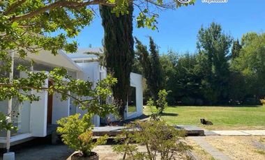 EN VENTA CASA EN PARCELA ESTILO MEDITERRÁNEO - CONDOMINIO PRIVADO