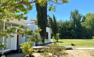 EN VENTA CASA EN PARCELA ESTILO MEDITERRÁNEO - CONDOMINIO PRIVADO