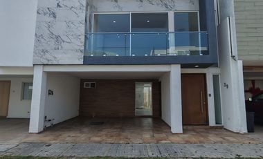 Casa de 3 Recámaras con Doble Altura y Roof Garden en Lomas de Angelópolis