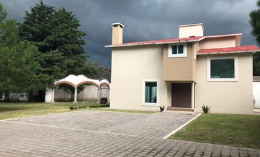 RENTA CASA MUY AMPLIA CON  JARDIN  DE  2500 M2 EN TEPOXTLA, ATLIHUETZIA CERCA APIZACO, CD JUDICIAL