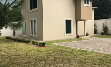 RENTA CASA MUY AMPLIA CON  JARDIN  DE  2500 M2 EN TEPOXTLA, ATLIHUETZIA CERCA APIZACO, CD JUDICIAL