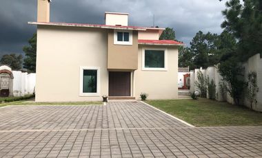 RENTA CASA MUY AMPLIA CON  JARDIN  DE  2500 M2 EN TEPOXTLA, ATLIHUETZIA CERCA APIZACO, CD JUDICIAL