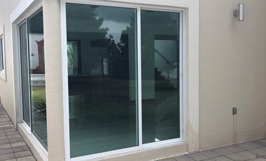 RENTA CASA MUY AMPLIA CON  JARDIN  DE  2500 M2 EN TEPOXTLA, ATLIHUETZIA CERCA APIZACO, CD JUDICIAL