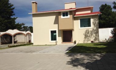 RENTA CASA MUY AMPLIA CON  JARDIN  DE  2500 M2 EN TEPOXTLA, ATLIHUETZIA CERCA APIZACO, CD JUDICIAL