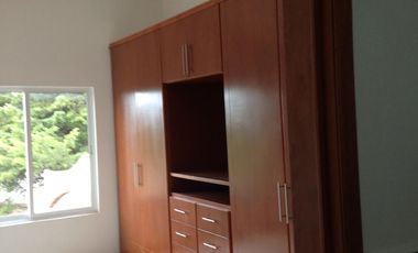 RENTA CASA MUY AMPLIA CON  JARDIN  DE  2500 M2 EN TEPOXTLA, ATLIHUETZIA CERCA APIZACO, CD JUDICIAL