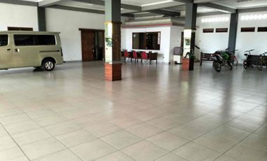 Gedung disewakan , bekas Showroom, kondisi baik dan siap huni