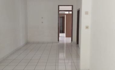 Sewa Rumah Luas dekat Kiara Artha Park Cocok Untuk Kantor | SW074