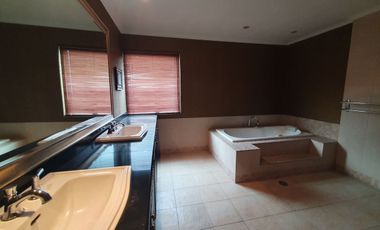 Disewa Apartemen Bukit Golf Pondok Indah furnish 4BR uk 385m﻿ at Jakarta Selatan