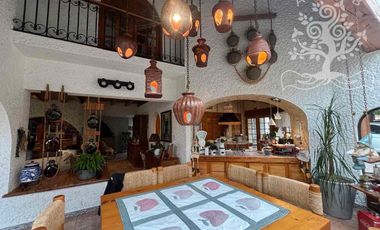 ¡IMPECABLE E ILUMINADA RESIDENCIA ESTILO MEXICANO MODERNO EN LOMA DE VALLE ESCONDIDO!