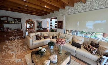 ¡IMPECABLE E ILUMINADA RESIDENCIA ESTILO MEXICANO MODERNO EN LOMA DE VALLE ESCONDIDO!