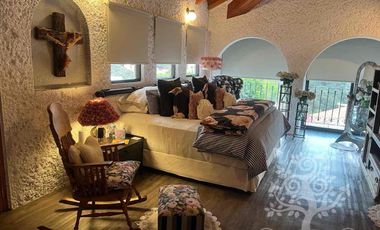 ¡IMPECABLE E ILUMINADA RESIDENCIA ESTILO MEXICANO MODERNO EN LOMA DE VALLE ESCONDIDO!