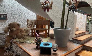 ¡IMPECABLE E ILUMINADA RESIDENCIA ESTILO MEXICANO MODERNO EN LOMA DE VALLE ESCONDIDO!