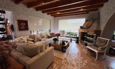 ¡IMPECABLE E ILUMINADA RESIDENCIA ESTILO MEXICANO MODERNO EN LOMA DE VALLE ESCONDIDO!