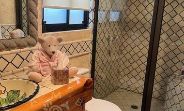 ¡IMPECABLE E ILUMINADA RESIDENCIA ESTILO MEXICANO MODERNO EN LOMA DE VALLE ESCONDIDO!