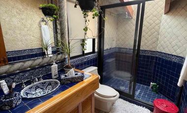 ¡IMPECABLE E ILUMINADA RESIDENCIA ESTILO MEXICANO MODERNO EN LOMA DE VALLE ESCONDIDO!