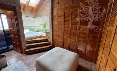 ¡IMPECABLE E ILUMINADA RESIDENCIA ESTILO MEXICANO MODERNO EN LOMA DE VALLE ESCONDIDO!