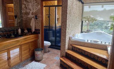 ¡IMPECABLE E ILUMINADA RESIDENCIA ESTILO MEXICANO MODERNO EN LOMA DE VALLE ESCONDIDO!