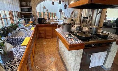 ¡IMPECABLE E ILUMINADA RESIDENCIA ESTILO MEXICANO MODERNO EN LOMA DE VALLE ESCONDIDO!