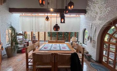 ¡IMPECABLE E ILUMINADA RESIDENCIA ESTILO MEXICANO MODERNO EN LOMA DE VALLE ESCONDIDO!