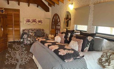 ¡IMPECABLE E ILUMINADA RESIDENCIA ESTILO MEXICANO MODERNO EN LOMA DE VALLE ESCONDIDO!