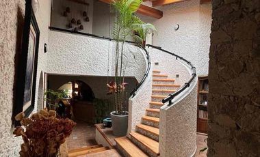 ¡IMPECABLE E ILUMINADA RESIDENCIA ESTILO MEXICANO MODERNO EN LOMA DE VALLE ESCONDIDO!