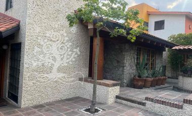 ¡IMPECABLE E ILUMINADA RESIDENCIA ESTILO MEXICANO MODERNO EN LOMA DE VALLE ESCONDIDO!