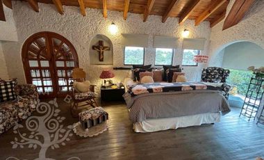 ¡IMPECABLE E ILUMINADA RESIDENCIA ESTILO MEXICANO MODERNO EN LOMA DE VALLE ESCONDIDO!