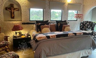 ¡IMPECABLE E ILUMINADA RESIDENCIA ESTILO MEXICANO MODERNO EN LOMA DE VALLE ESCONDIDO!