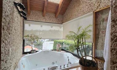 ¡IMPECABLE E ILUMINADA RESIDENCIA ESTILO MEXICANO MODERNO EN LOMA DE VALLE ESCONDIDO!