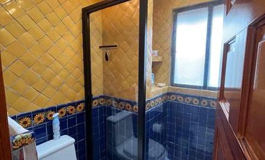 ¡IMPECABLE E ILUMINADA RESIDENCIA ESTILO MEXICANO MODERNO EN LOMA DE VALLE ESCONDIDO!