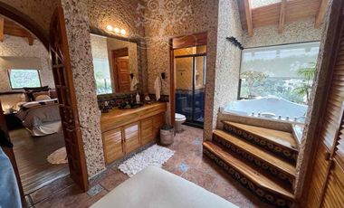 ¡IMPECABLE E ILUMINADA RESIDENCIA ESTILO MEXICANO MODERNO EN LOMA DE VALLE ESCONDIDO!